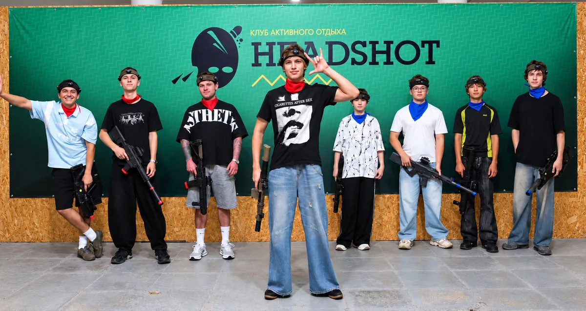 Команда из восьми игроков под вывеской HEADSHOT